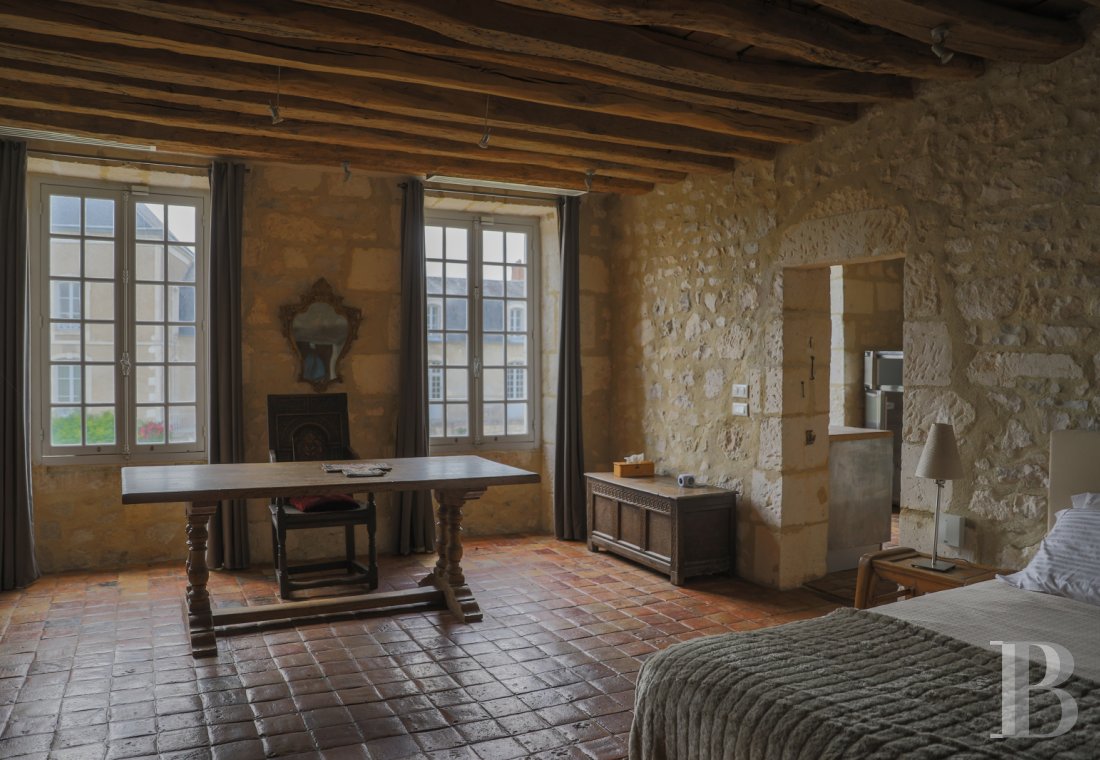 En Bourgogne, non loin de Vézelay, un château en bord de falaise surplombant l’Yonne - photo  n°29